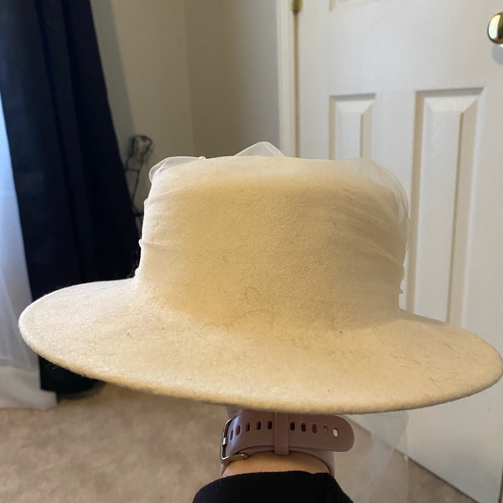 Wool hat with tulle